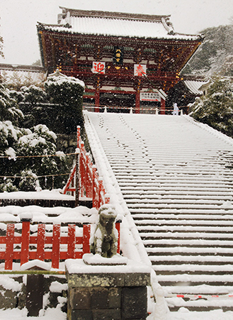 An image of the Tsurugaoka Hachiman Temple covered in snow.
